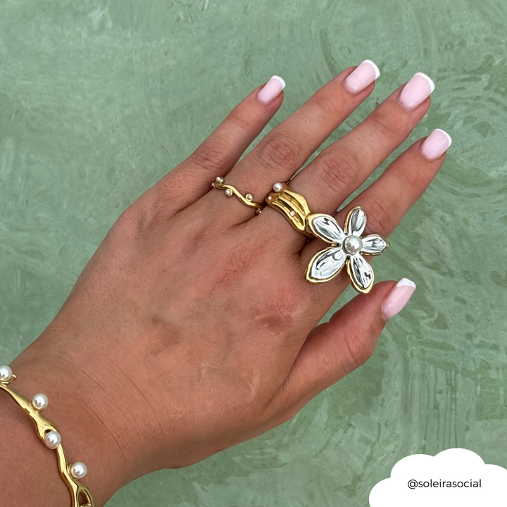 Oyster Pearl Vine Bangle