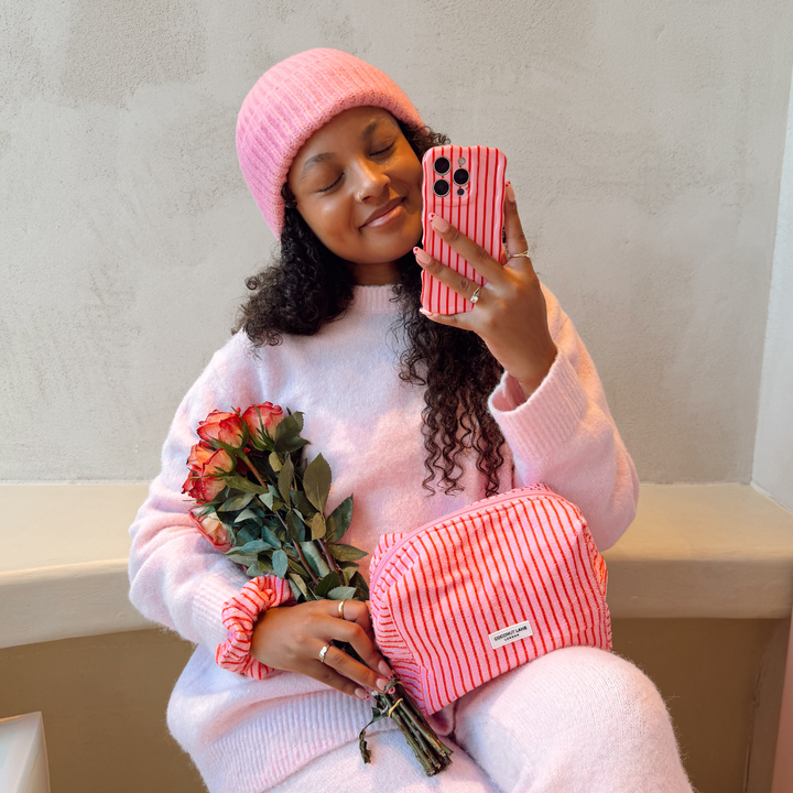 girlsmilingwithmakeupbag